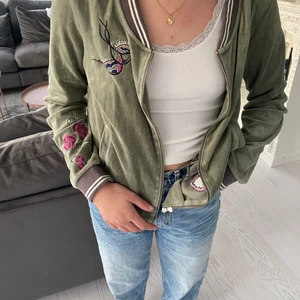 Super söt kofta från odd molly - Kofta köpt på odd Molly, bra skick 🥰 fint tryck på baksidan!!