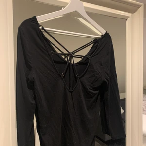 Tröja med snygg rygg - Långärmad svart tröja med snygg detalj i ryggen. 