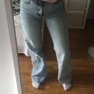 Zara 90s jeans - Raka 90s jeans från zara storlek 34. Använda fåtal gånger. säljer då de inte kommer till användning. Köpta för 359 kr och säljer nu för 200 kr + frakt
