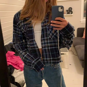 Skjorta  - Jätte fin skjorta från Urban outfiters. Inte använt så många gånger så den är i jätte bra skick!