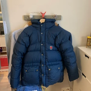Fjällräven vinterjacka Mörkblå strl XXS - Saknar en av de två dragkedjorna)):