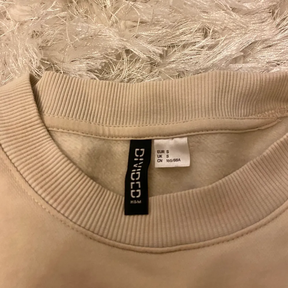 Fin sweatshirt den H&M i storlek S💘 Använd fåtal gånger och färgen är jättefin, lite beige sandig 💘 går att matcha till mycket💘 Köpte den för 149kr men säljer nu för 30kr + frakt 🤍. Tröjor & Koftor.