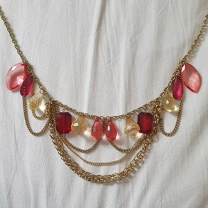 Stort halsband - Jättefint halsband med stora ädelstensliknande "pärlor" i rosa och champange samt guldfärgad kedja. Kolla gärna in mina andra annonser💖 