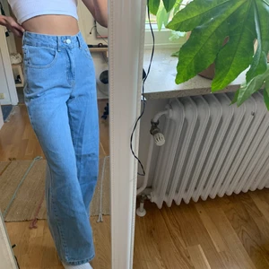 Ljusblåa jeans från SHEIN - Säljer dessa jeans på grund av för stor storlek! Helt oanvända , passar min längd perfekt (156cm)🦋