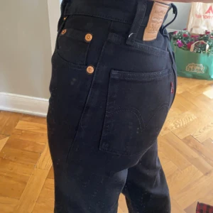 SVARTA LEVI’S JEANS - Säljer dessa as snygga levi’s jeans i strl 23! Använda fåtal gånger, nyskick. Köpta för 1249kr, säljer för 300kr + frakt (66kr)! Kan mötas upp i Stockholm‼️⚡️ 