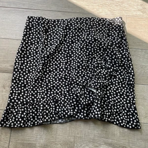 Kjol från Shein! - Svart/vit kjol storlek L från Shein, säljer för storleken tyvärr inte passar mig. Aldrig använd!