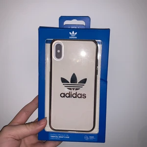 Helt nytt adidas skal!  - Dethär är ett helt nytt adidas skal från zalando. Det är för litet för min lur men testar att sälaj det här ist för att returnera. Ps. Köparen står för frakten! 