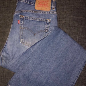 Vintage levi’s jeans - Säljer även dessa levi’s jeans. Dom är i stl 32 vilket motsvarar L och är längd 34. Dom är i bootcut passformen och lågmidjade. Verkligen så snygga och trendiga men tyvärr inte min stil. Kan fraktas men köparen står då för frakt💞 pris kan diskuteras