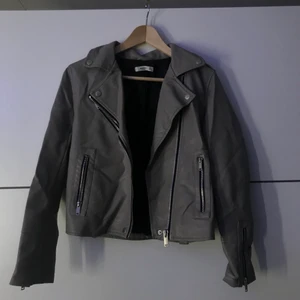 Skinnjacka  - Jätte fin skinnjacka i en fin beige färg, säljer pga den är för liten, skulle säga att den passar mer xs än s💕 den är lite sliten vid vänster ficka men inget man ser på längre håll