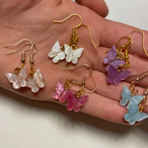 Fjärilsörhöngen i fina färger!🌈 - Fina och trendiga fjärilsörhängen, passar perfekt året om och kostar endast 15kr styck 😍🦋 betalning sker genom swish, hör av er privat till oss här på plick om ni är intresserade!