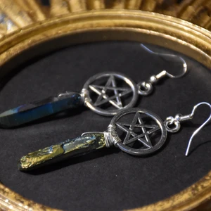 Örhängen pentagram - Örhängen med silvriga pentagram och färgad bergskristall. Krokarna är nickelfria. 