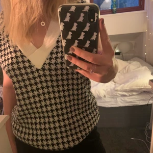 Stickad väst - Fin stickad väst i strl S i skönt material. Använd ett fåtal gånger säljer för den kommer inte till användning längre. Kan mötas i Lund annars går frakt bra💓💓