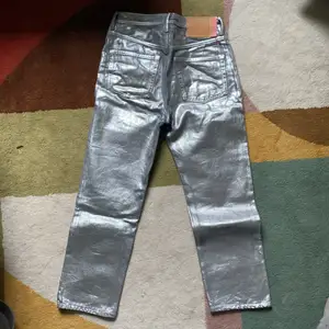 Silverfärgade jeans från Acne Studios. Storlek 26/30. Använda 2 gånger, toppskick.