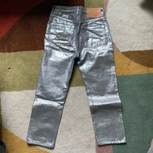 Acne Studios Silver Jeans - Silverfärgade jeans från Acne Studios. Storlek 26/30. Använda 2 gånger, toppskick.