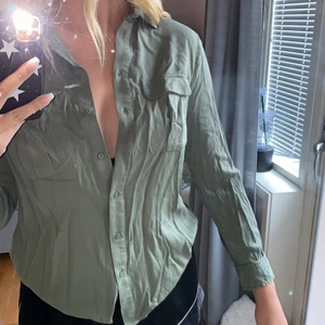 Grön skjorta - Mörk grön skjorta från H&M. Skulle säga att den är väldigt liten i storleken. Den är i 38 men skulle säga att det är 34/36🤍🤍 den är inte rynkad men har inte strukit den!!