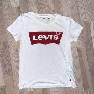 Levi’s t-shirt - Använd fåtal gånger  Storlek S Nypris: 349kr