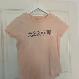 T-shirt - T-shirt från Gina Tricot i fint skick. Aldrig använd. Storlek S. Hör av dig vid intresse💖