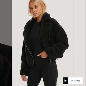 Kort Jacka I Teddypäls - Super fin SLUTSÅLD Teddypäls jacka som tyvärr aldrig riktigt kommit till användning. Original pris 799 och är i stl xs (köparen står för frakten) Kan endast mötas upp i Gbg 