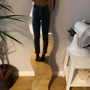 Nakd jeans  - Blåa High waist jeans från nakd i strl 34, passar dock 36 och till och med 38 då dom är väldigt stretchiga! Använda men fortfarande väldigt bra skick, säljer pga att jag har liknande och dessa inte kommer till användning❤️ skriv om ni vill ha fler bilder eller har frågor! 