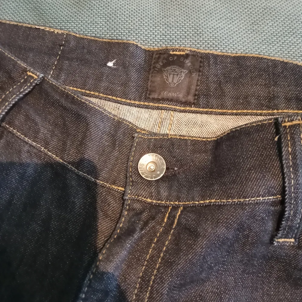 Tiger of Sweden jeans. Storlek 32 och längd 34. Lite smalare passform och i perfekt skick. För fler bilder eller frågor om plagget skicka DM. Jeans & Byxor.