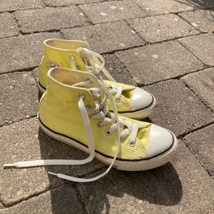 Gula converse  - Gula convers storlek 34 men skulle säga att de passar storlek 35 också✨skicka meddelande för fler frågor eller bilder✨ pris+frak och postar inte före betalt 