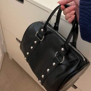 Superfin handväska från weekday i skinnmaterial med silverdetalier, köparen står för frakt ⚡️