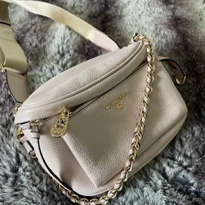 Michael Kors - Äkta Michael Kors väska som är köpt i slutet av förra året, men tyvärr kommer den inte till någon användning längre. Nypris 2445kr