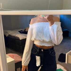 Vit off-shoulder topp - Off-shoulder topp från H&M som endast använts en gång. ☀️🐢 strl S