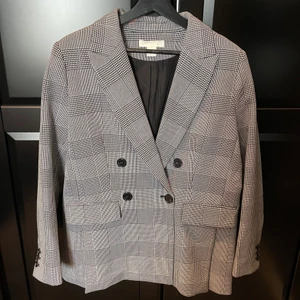 Kavaj från hm - Skit snygg kavaj från hm. Köpte kavajen i några storlekar större för att ha som en oversized kavaj. Jag har storlek M och kavajen är i storlek 44✨