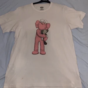 KAWS  - Säljer min KAWS t-Shirt, då den börjar bli för liten
