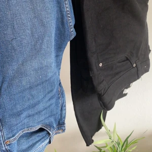Jeans - Säljer dessa skinny jeansen ifrån hm båda sitter jätte bra i midjan och benen, båda storlek 36, säljer båda för 70 eller en för 40 aldrig använda endast tvättade, köparen står för frakt 📦 