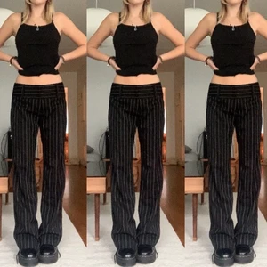 Randiga byxor  - Snygga randiga kostymbyxor men som tyvärr inte kommer så mycket till användning. Jag är 168 och brukar ha 36 i byxor. Fint skick 💞