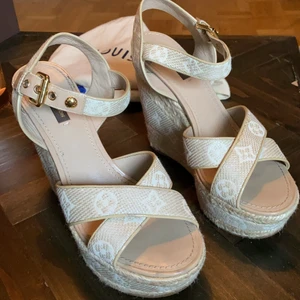 Louis Vuitton klackar  - Klackar från Louis Vuitton. Använd 1 kväll och ser oanvända ut. Säljer pga för små för mig. Original och kommer med dustbags, kartong har försvunnit i någon flytt. Supersnygga men kommer inte till användning då de är lite för små för mig. Köptes för ca 6700kr. Pris kan diskuteras något vid snabb och smidig affär 