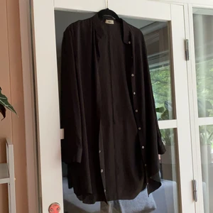 ACNE skjorta strl 36 - Superfin acneskjorta i tunnt material. Långa ärmar och öppen i ryggen. Använd 2 gånger och endast kemtvättad. Knappar framtill samt i ärmsluten. Köpt för 1900kr. 