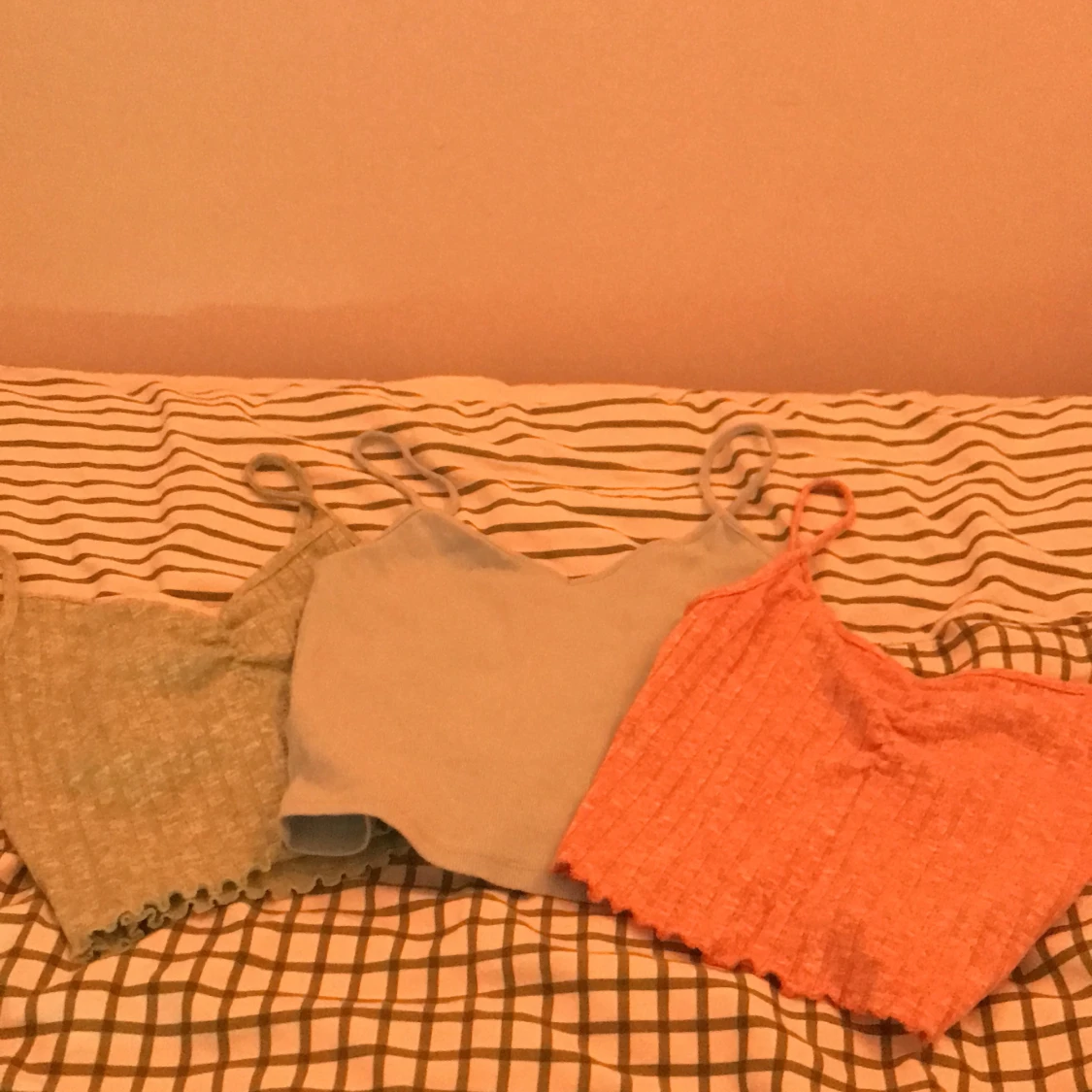 Tre fina linnen som kostar 60kr styck. - 90