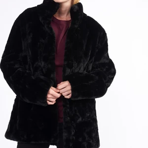 Fauxfur från tiger of sweden - Fuskpäls från tiger of Sweden. Perfekta höst/vinter jackan. Den är i super fint skick. Nypris 2700kr