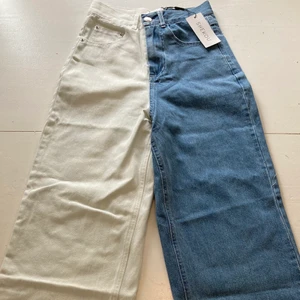 Coola jeans  - Helt nya och oanvända jeans från shekou, jeansen är i storlek xxs. Bild 2 är lånad från shekous hemsida. Köparen står för frakten.😊