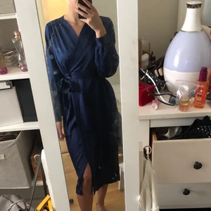 Storlek - S/M - En marinblå klänning med snörning, slits vid benet och dragkedja längst ryggen ❤️