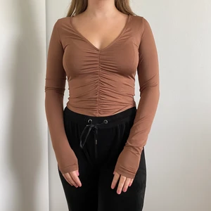 Topp - Tröja från NA-KD. Den är i xxs men jag är vanligt vid en medium och ni ser hur den sitter på mig!