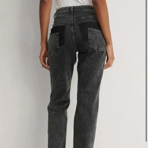 NYA NAKD JEANS❤️ - Säljer dessa snygga jeans från nakd. Svarta/mörkgrå med dubbla fickor där bak. Dom är använda endast en gång. Säljer då jag har två likadana. Sitter väldigt snyggt och är långa!!🤩