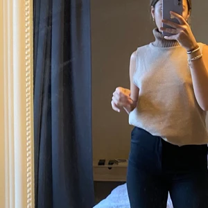 Helt oanvänd vest - En helt oanvänd vest från Zara med prislapp! Super snygg men jag har tyvärr redan en liknande så jag säljer den nyinköpta. 