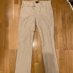 Randiga jeans - Dessa jeans är köpta från Filippa K och är i storlek S men kan nog passa i lite större än S också. Jag själv är 160 cm lång och de är lite för långa på mig. De sitter lite lågmidjat och är utsvängda. Byxorna är i ett tunt material och är i bra skick. Vid intresse eller frågor är det bara att höra av sig!