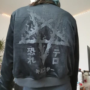 KILLSTAR Night Terror-jacka - Världens finaste jacka i sammet från KILLSTAR. I princip helt oanvänd, i nyskick. Helt fodrad och varm! Möts i Stockholm eller postar mot fraktkostnad 🖤