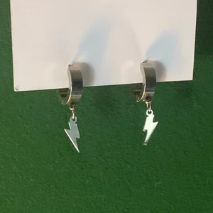 silvriga örhängen! - blixt örhängen i stål! de är köpta på punktshop i stockholm för ett tag sen, men säljer då jag inte använder dom✨ frakten ingår i priset!