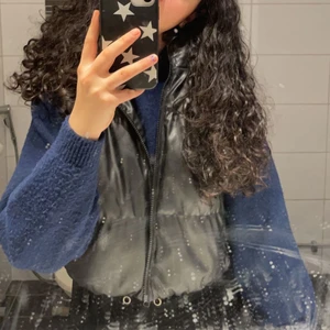 skimmrig väst  - jättefin skimmrig väst! köpt senare i höst och använd fåtal gånger. Inga defekter eller så i princip nyskick! Köpt för 300kr