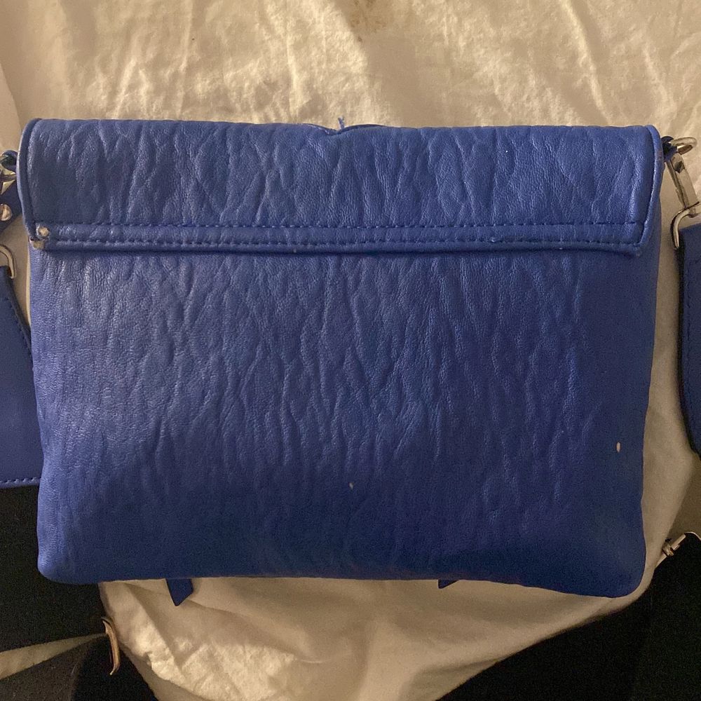 Super fin blå axelväska från dondonna! Axelbandet går att ta av och den är i fint skick! Säljer då jag inte använder den längre och köpt en ny väska ! Skriv vid intresse/ snabb affär 💕. Väskor.