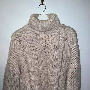 Beige stickad tröja - Jättefin beige grovstickad tröja med polokrage som nu söker ny ägare! Väldigt enkel att styla och passar både i fjällstugan men också att dra över den lite kyligare sommarkvällen. Tröjan är från nakd i storlek S/M.🧡🧡