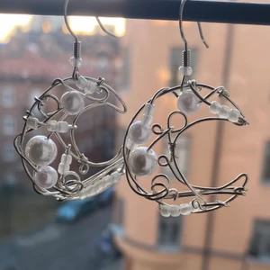 Örhängen - Egengjorda, nickelfria örhängen i form av månar😍🌙