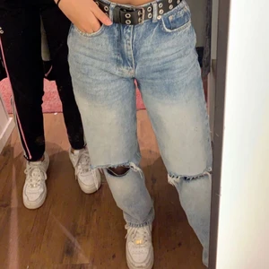 Jeans gina tricot - Säljer dessa fina 90’s highwaist jeans från gina, köpt för några år sedan. Säljer då de blivit för små för mig, jag står för frakt💕