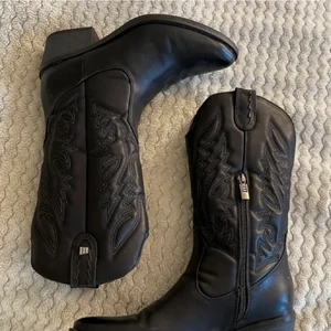 Cowboyboots  - OBS! Inte helt säker på att jag vill sälja!!! Snygga cowboyboots som tyvärr är lite för stora för mig! Så fint skick, knappt använda🤍 Perfekta till sommaren men en klänning. Frakt tillkommer på 66 kronor! Passar storlek 39/40.